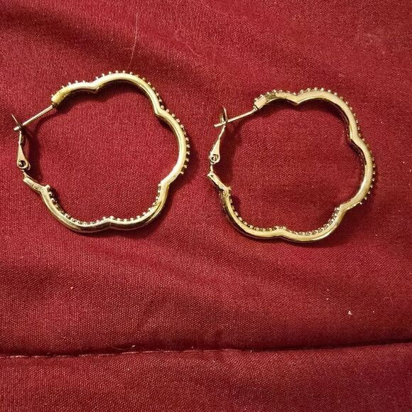 RHODIUM FLOWER SHAPED HOOPS WITH INSIDE AND OUTSIDE PAVE DIAMONDS - Picture 8 of 9